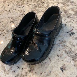 Women’s Dansko clogs!
